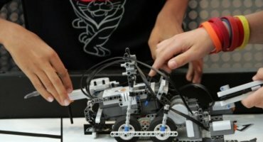 Владивостокский центр развития робототехники подарил детям п.Славянка наборы для создания роботов