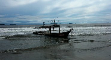 Северокорейскую лодку выбросило на берег Маньчжурки