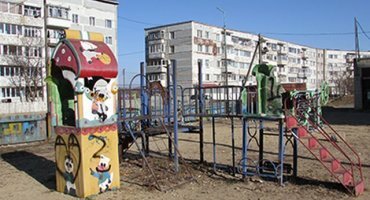 На детских площадках в Славянке калечатся дети